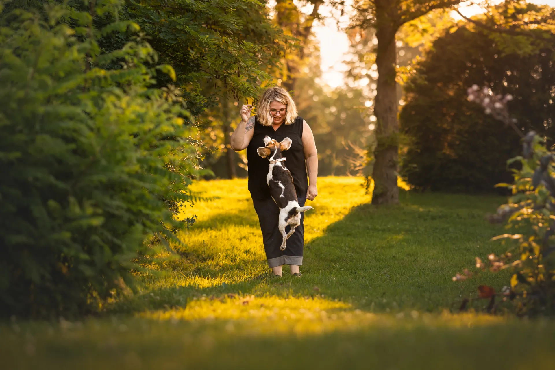 Dre Natacha marchant avec un chien