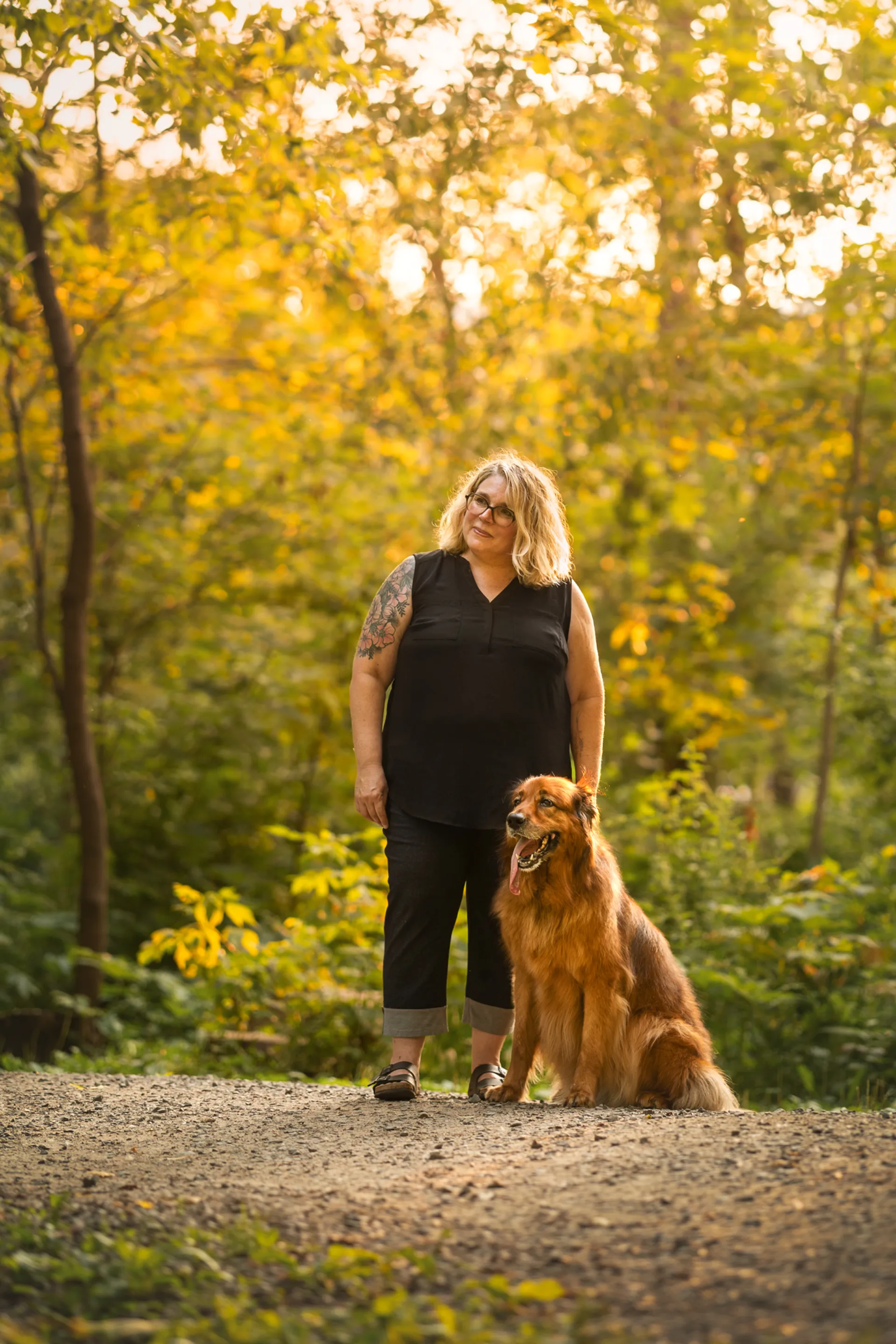 Natacha et un chien en automne